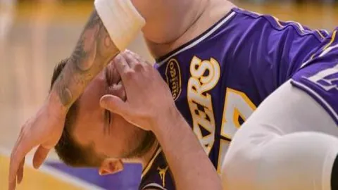 国足顺利抵达上海，安全着陆完成。